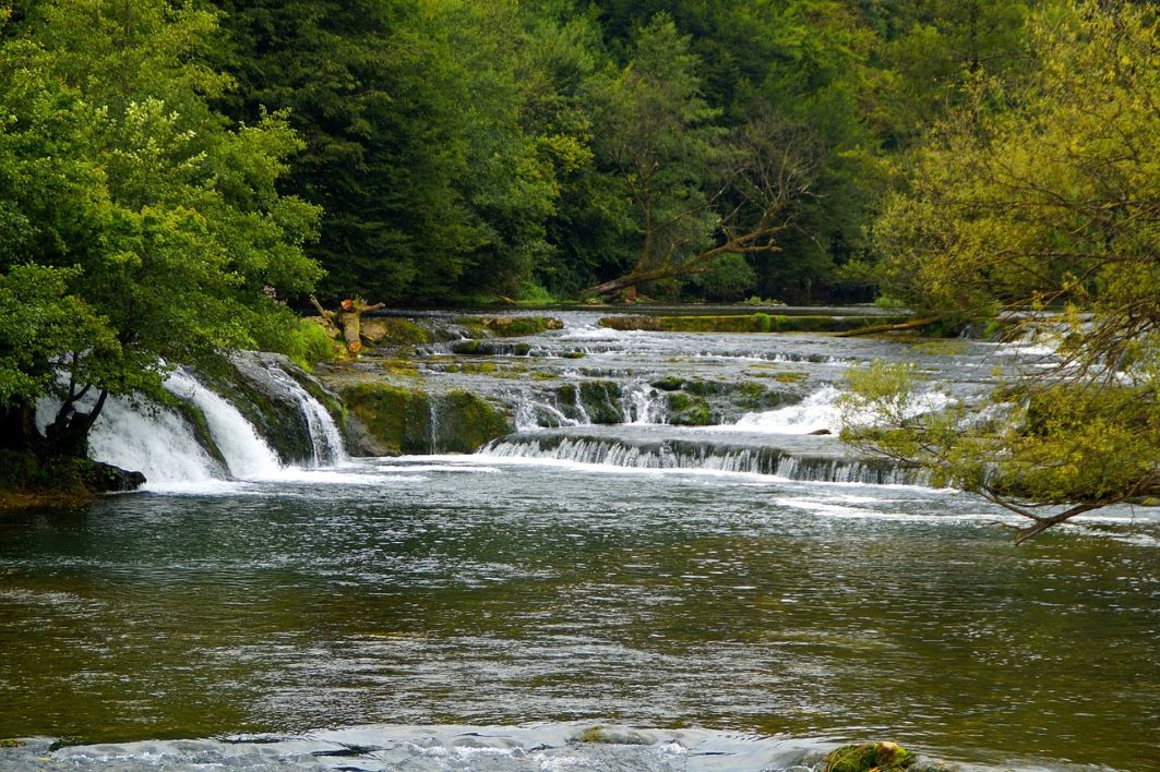 Kaskadierende Wasserfälle am Fluss Krka.
