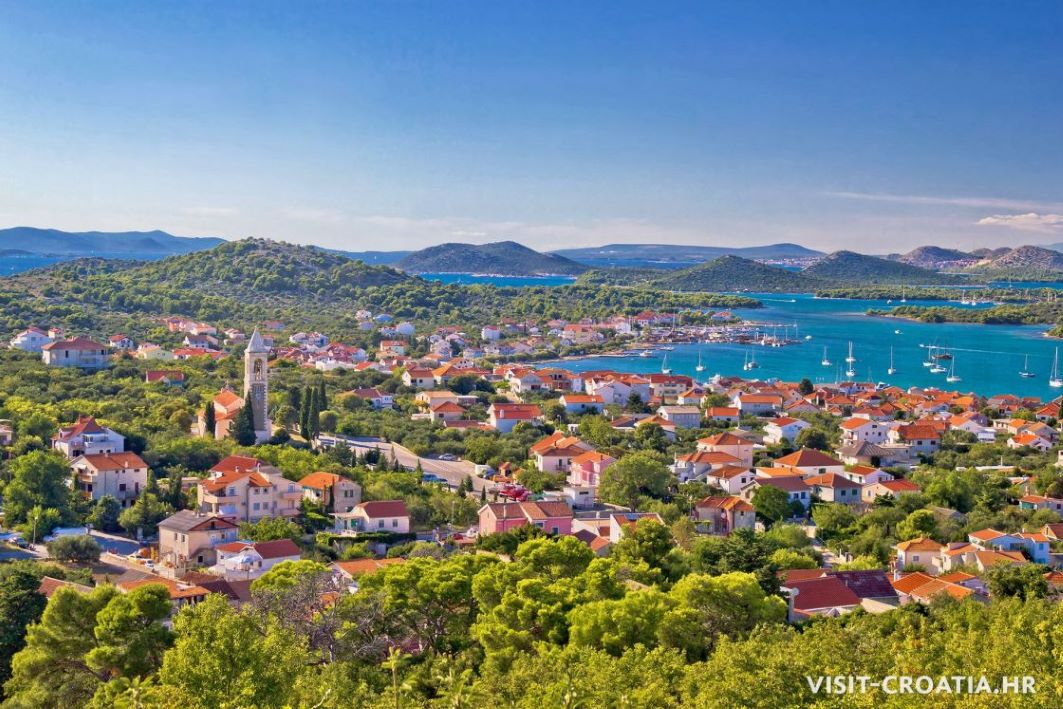 Panoramaaufnahme des Ortes Murter, auf der die Kirche und der Archipel mit vielen Inseln zu sehen sind.
