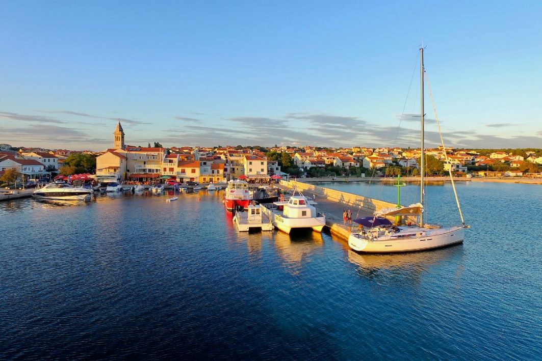 Ein Bild des Zentrums von Pakoštane und der Kirche, vom Meer aus aufgenommen.